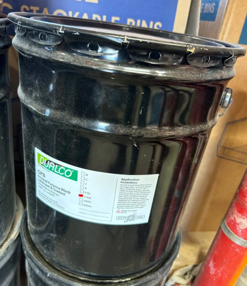 5-gallon heavy-duty EP moly grease drum for lubricating plug valves, gate valves, and high-pressure oilfield flowline equipment