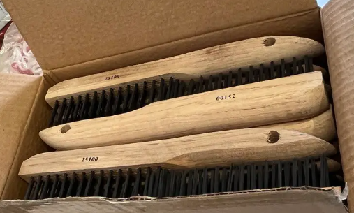 Heavy-duty carbon steel wire brush for oilfield equipment and pipe thread cleaning and maintenance