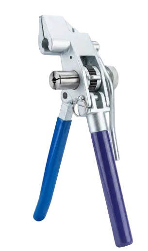 Ratchet-style steel banding tool for oilfield strapping, pipe bundling, and equipment securing